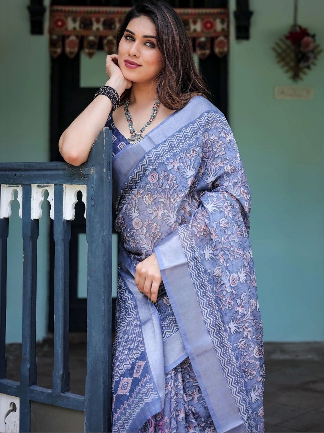 HOUSE OF PRANSHI Floral Linen Blend Jamdani Saree thumbnail 2