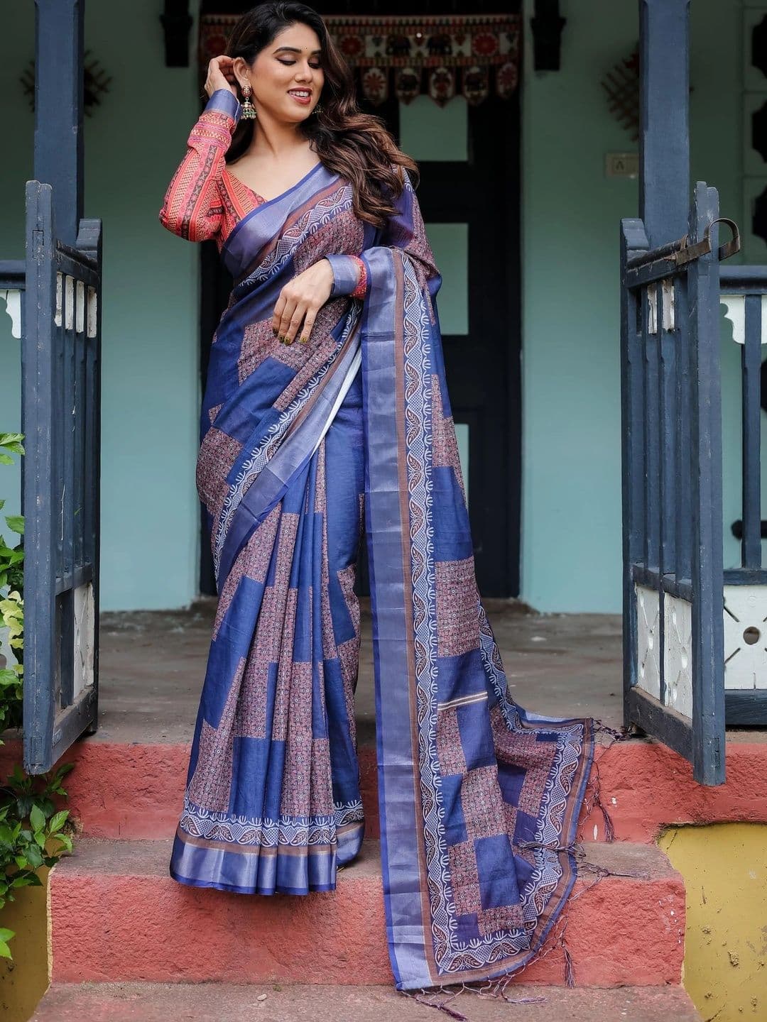 HOUSE OF PRANSHI Floral Linen Blend Jamdani Saree - view 1
