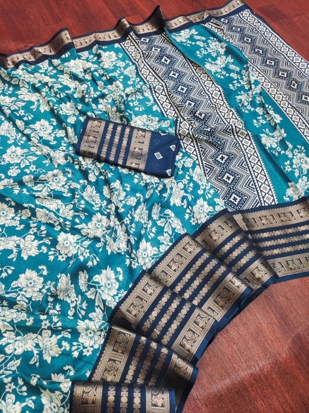 Owee Floral Zari Silk Blend Designer Saree thumbnail 2