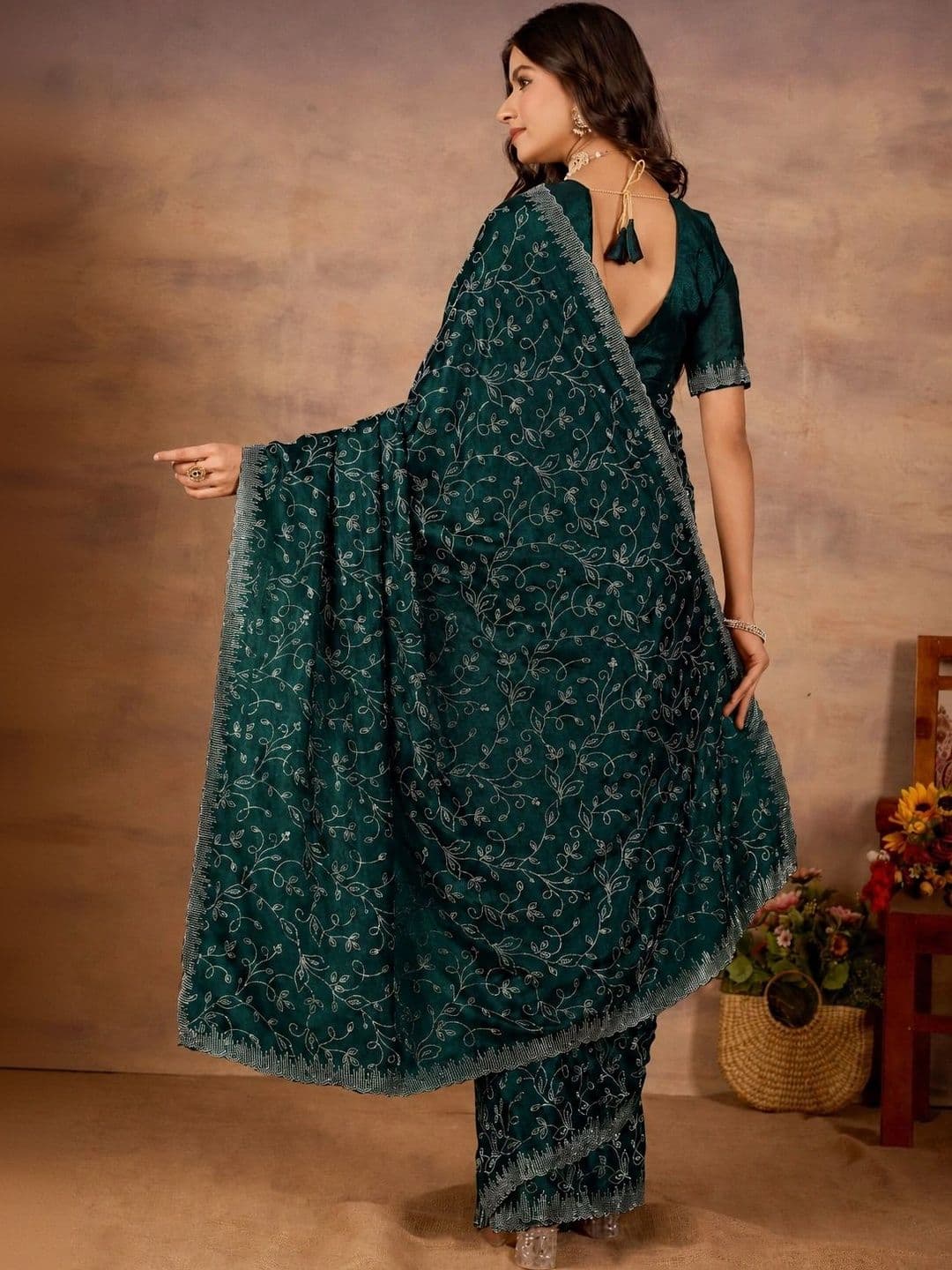Looootnest Embroidered Pure Georgette Saree thumbnail 2