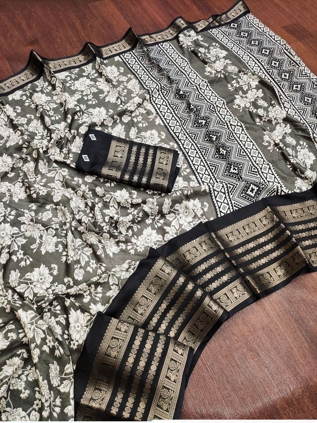 Owee Floral Zari Silk Blend Designer Saree thumbnail 3