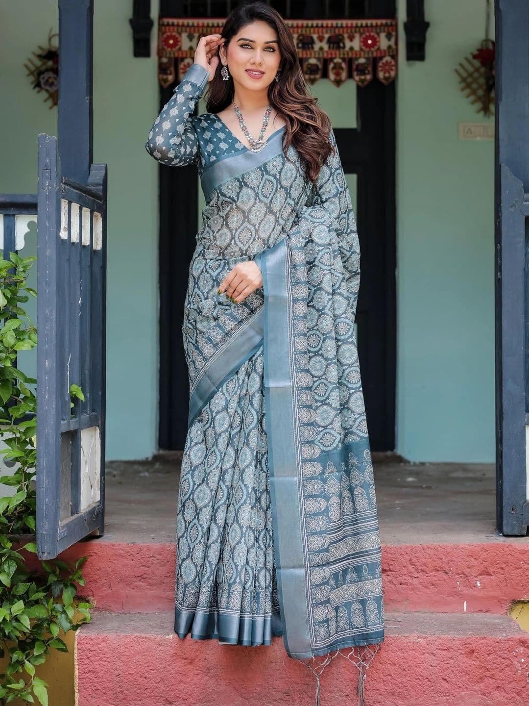 HOUSE OF PRANSHI Floral Linen Blend Jamdani Saree - view 1