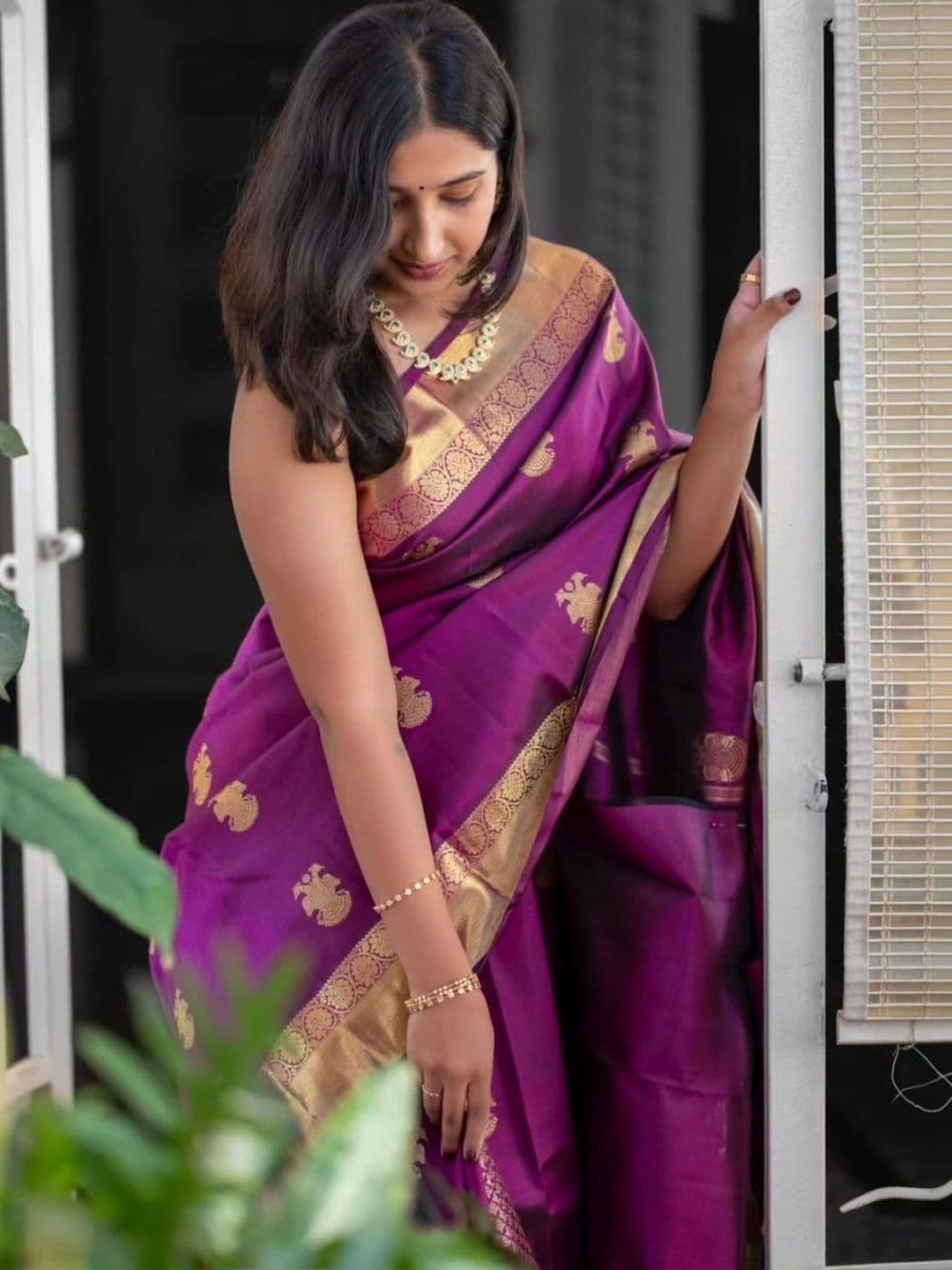 Tapasvi Clothing Zari Art Silk Banarasi Saree thumbnail 2