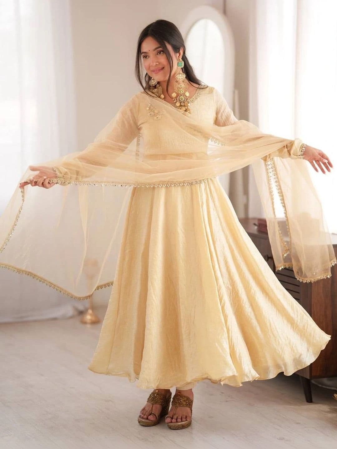VASTRABELLA Women Empire Pure Silk Kurta with Pyjamas & With Dupatta thumbnail 3
