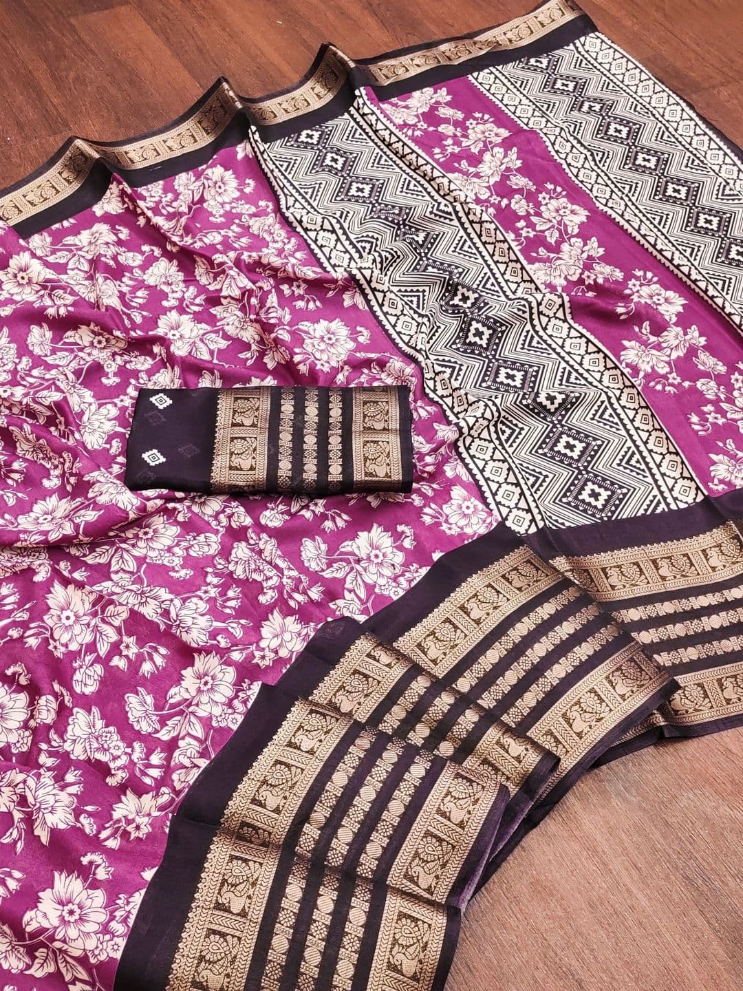 Owee Floral Zari Silk Blend Designer Saree thumbnail 3