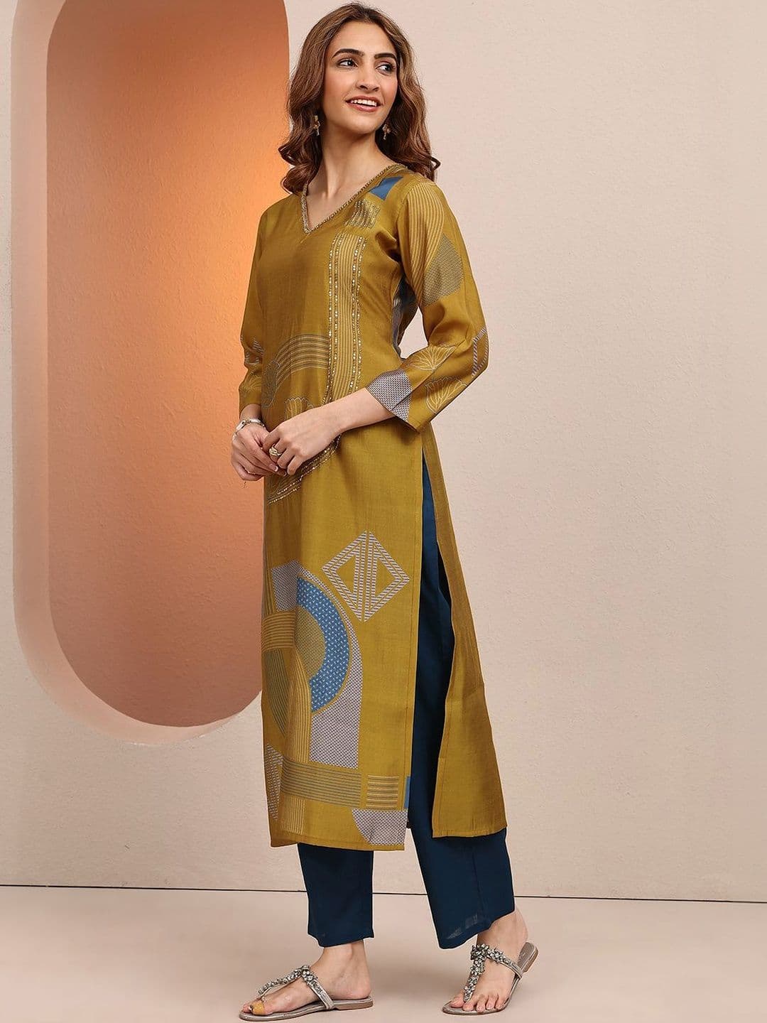 Libas Women Geometric Printed Sequinned Kurta thumbnail 5