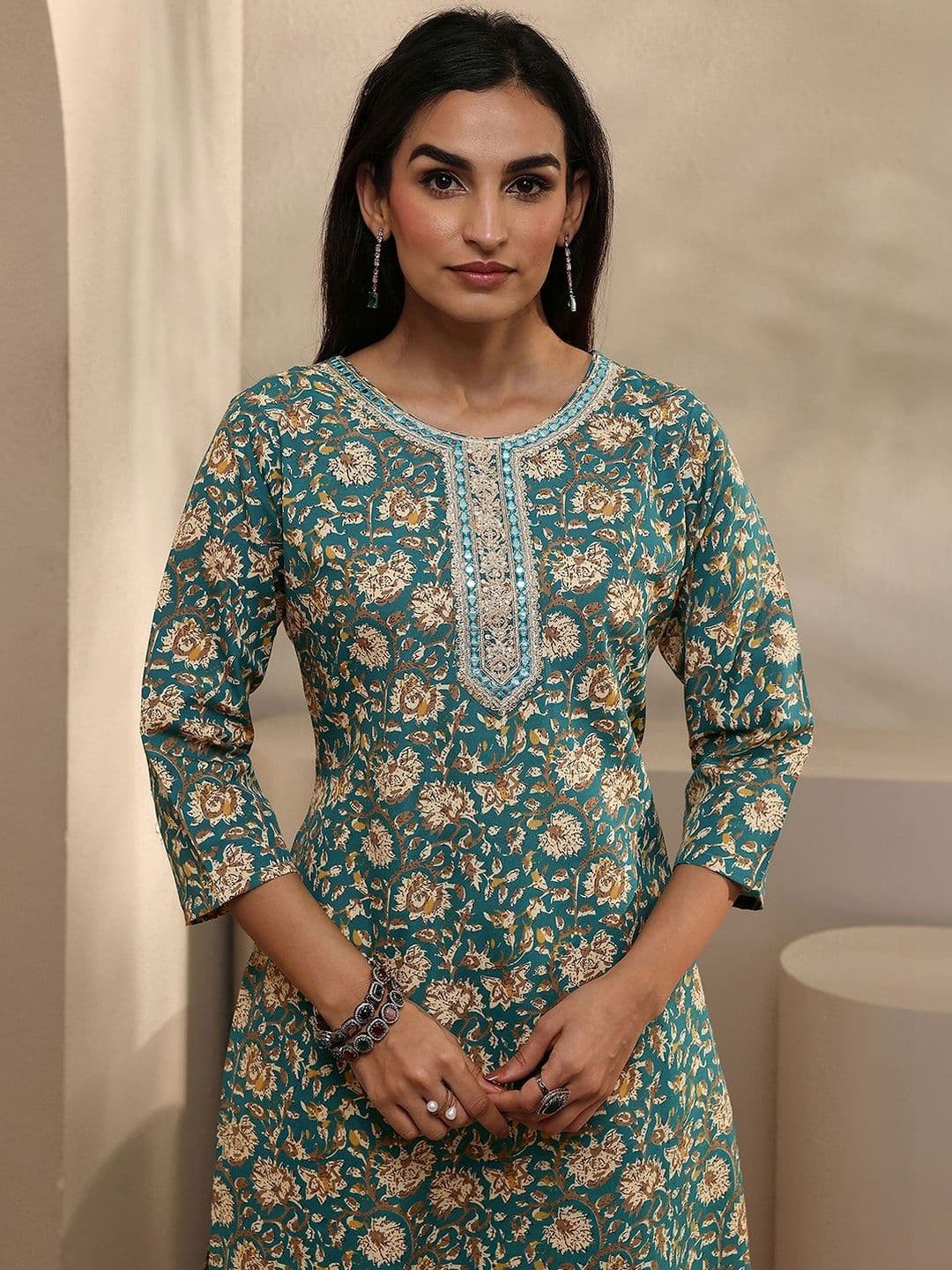 Gerua By Libas Women Floral Printed Regular Thread Work Kurta with Trousers & With Dupatta thumbnail 7