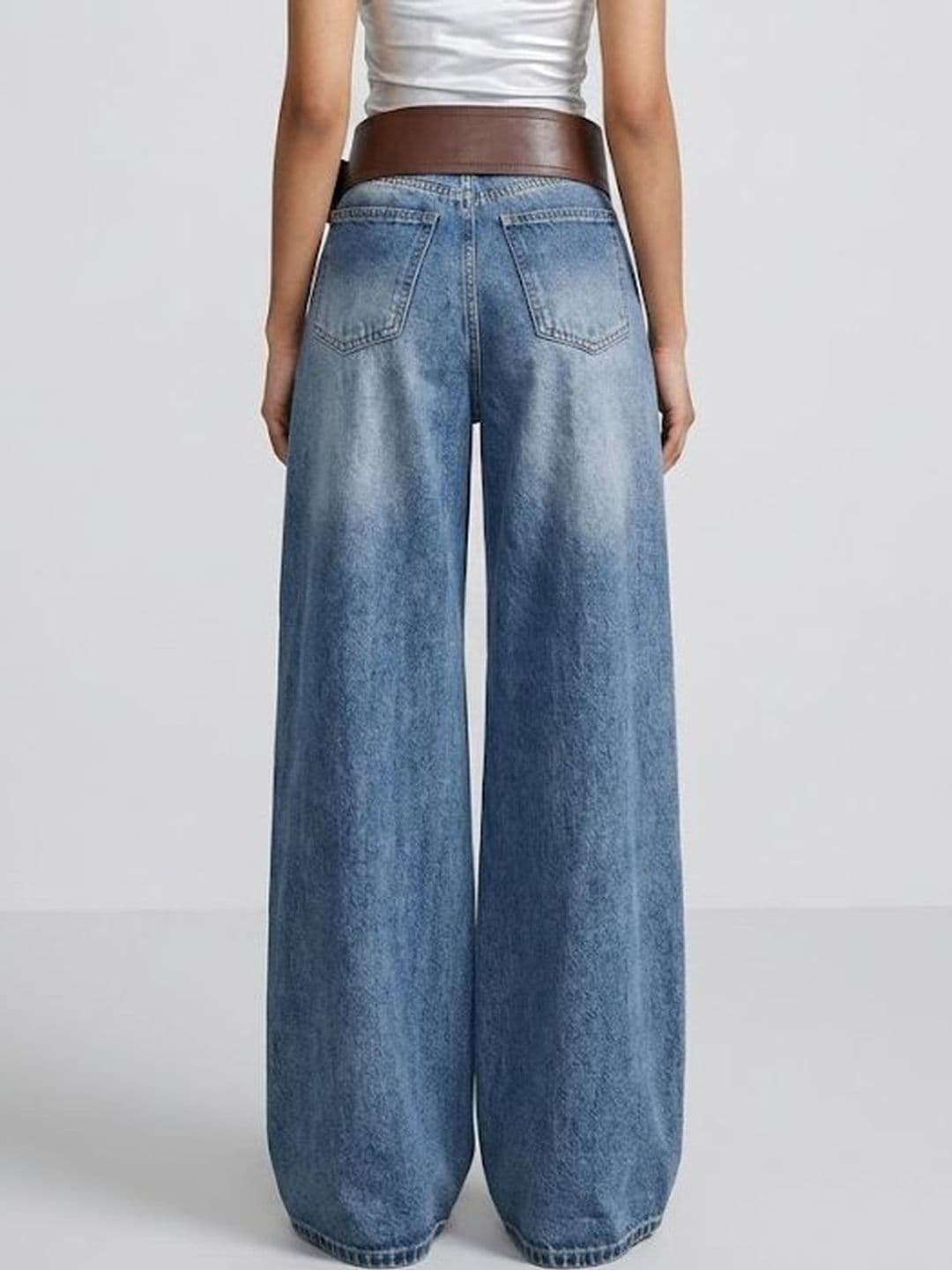 Suo Women Wide Leg Mid-Rise Light Fade Jeans thumbnail 5