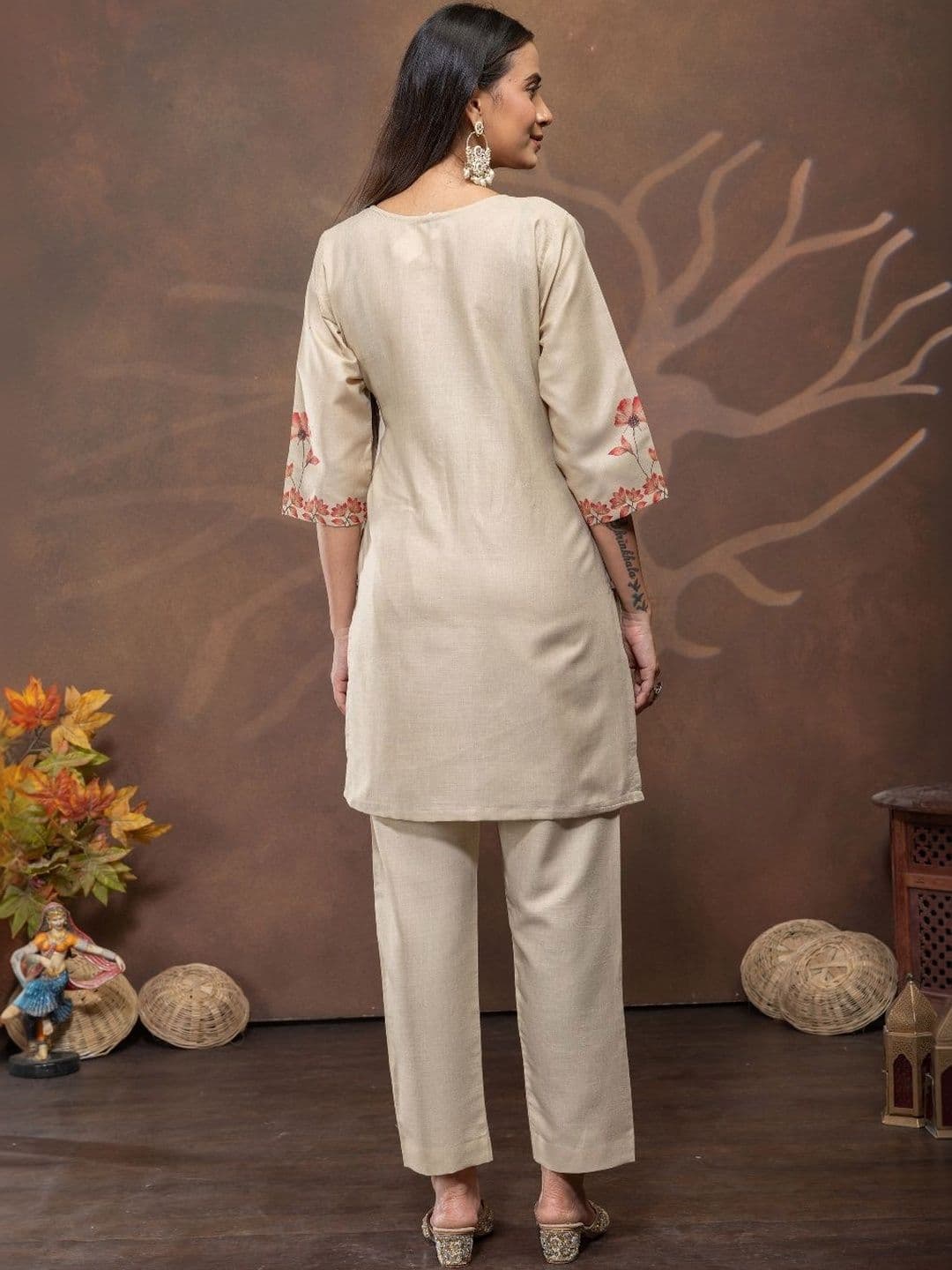 HOUSE OF DORAS Women Floral Printed Regular Kurta with Trousers thumbnail 2