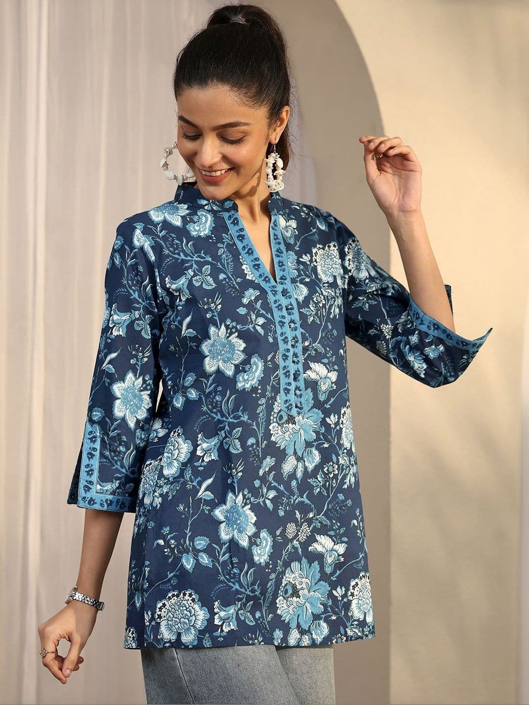 Libas Women Blue Printed Cotton Straight Short Kurti thumbnail 4