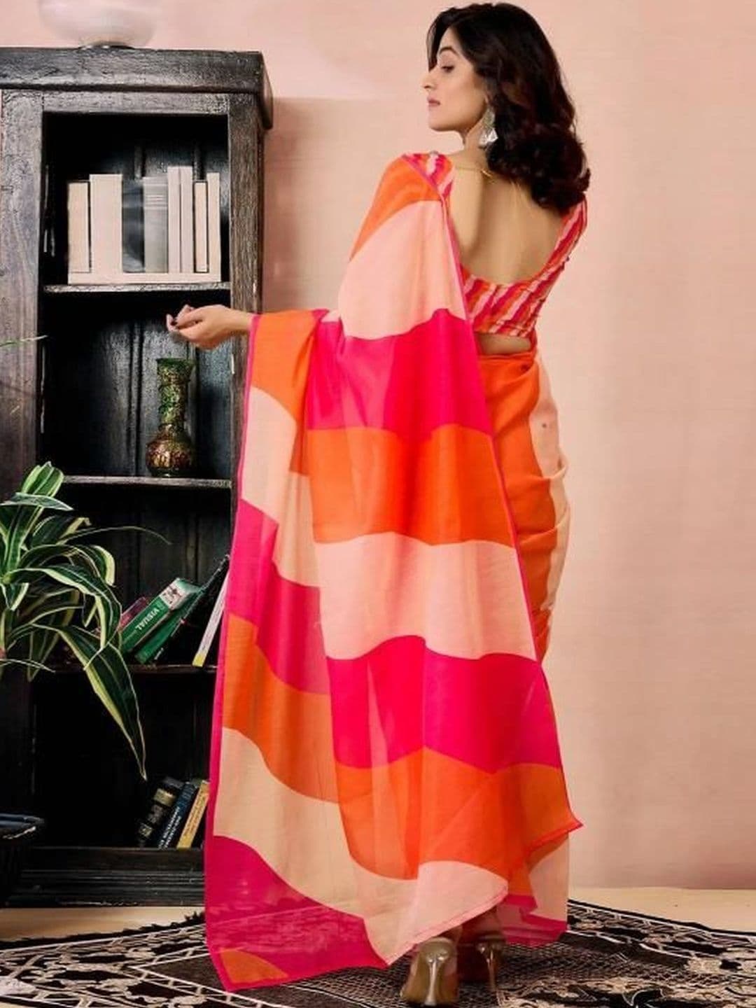 YUGAVEERAA Colourblocked Linen Blend Saree thumbnail 3