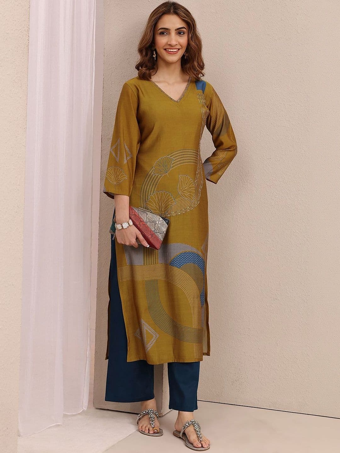 Libas Women Geometric Printed Sequinned Kurta thumbnail 3
