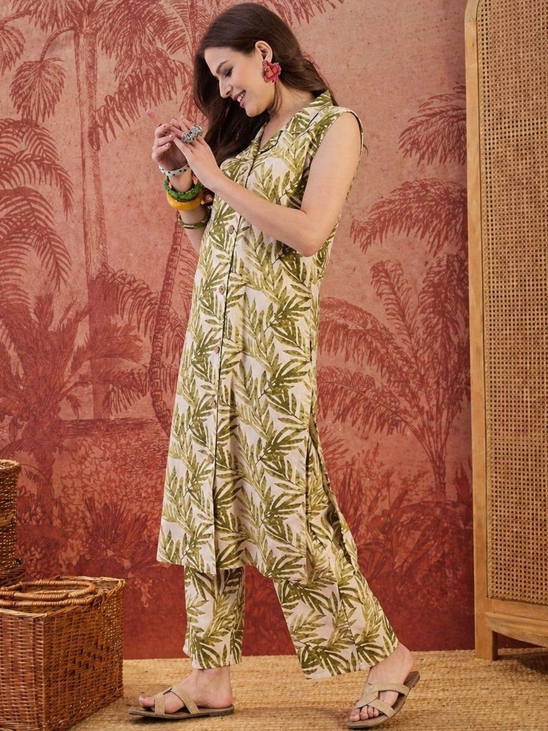 Sangria Women Printed Shirt Collar Button Detailing Kurta Set thumbnail 5