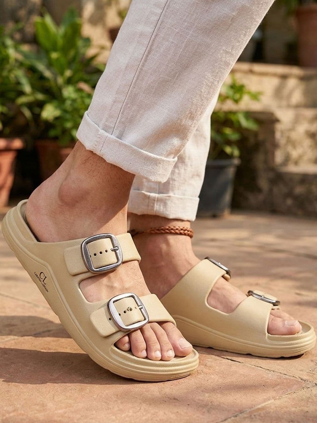 Carlton London Men Solid Regular Sliders thumbnail 7