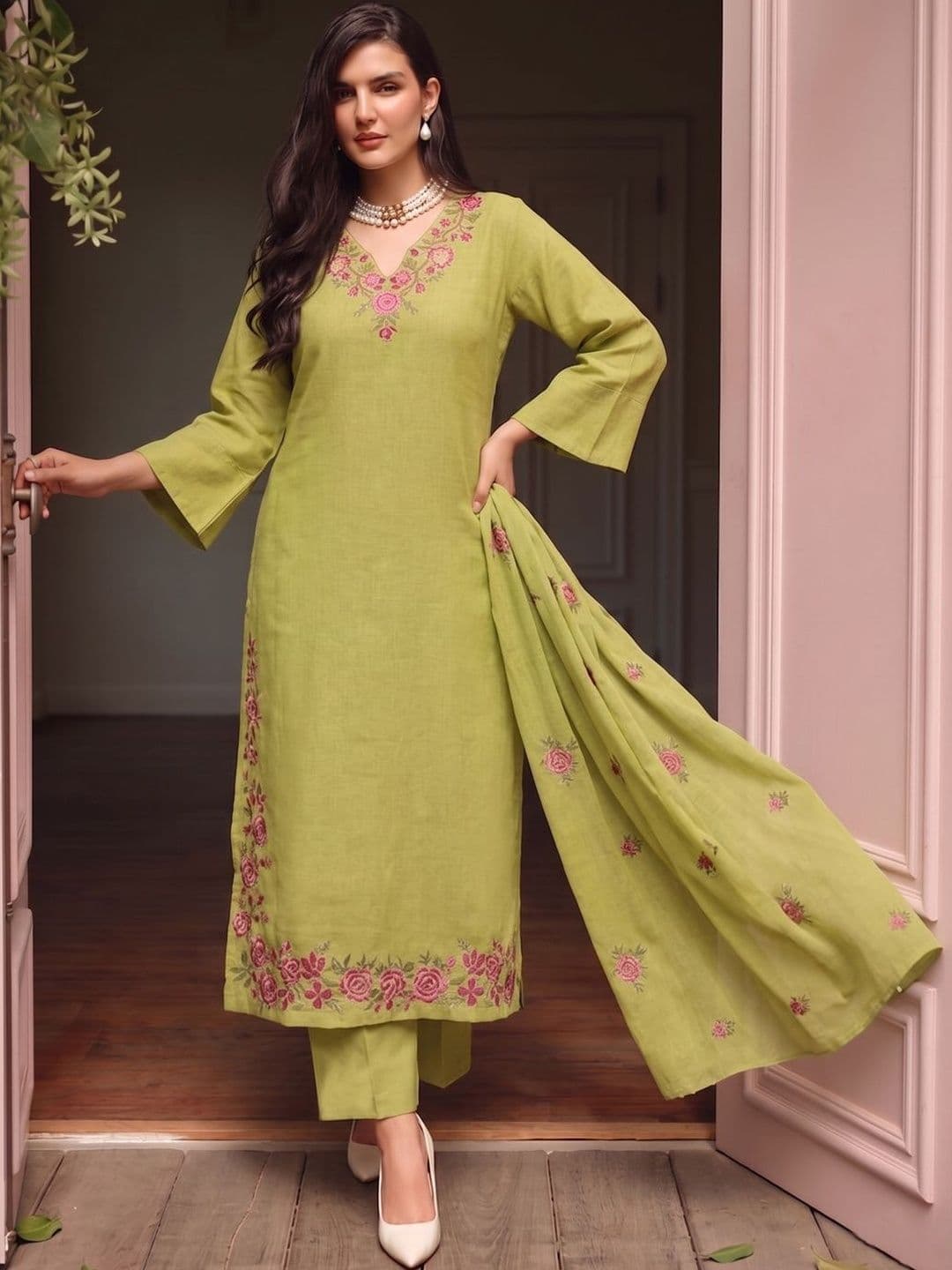 SZN Women Floral Embroidered Regular Thread Work Kurta with Trousers & With Dupatta thumbnail 5