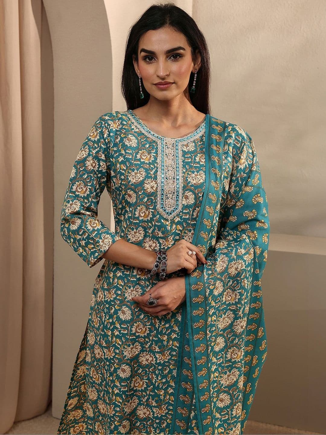 Gerua By Libas Women Floral Printed Regular Thread Work Kurta with Trousers & With Dupatta thumbnail 4