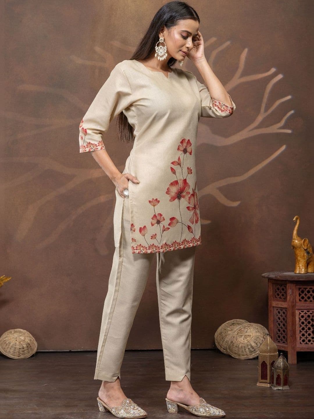 HOUSE OF DORAS Women Floral Printed Regular Kurta with Trousers thumbnail 5