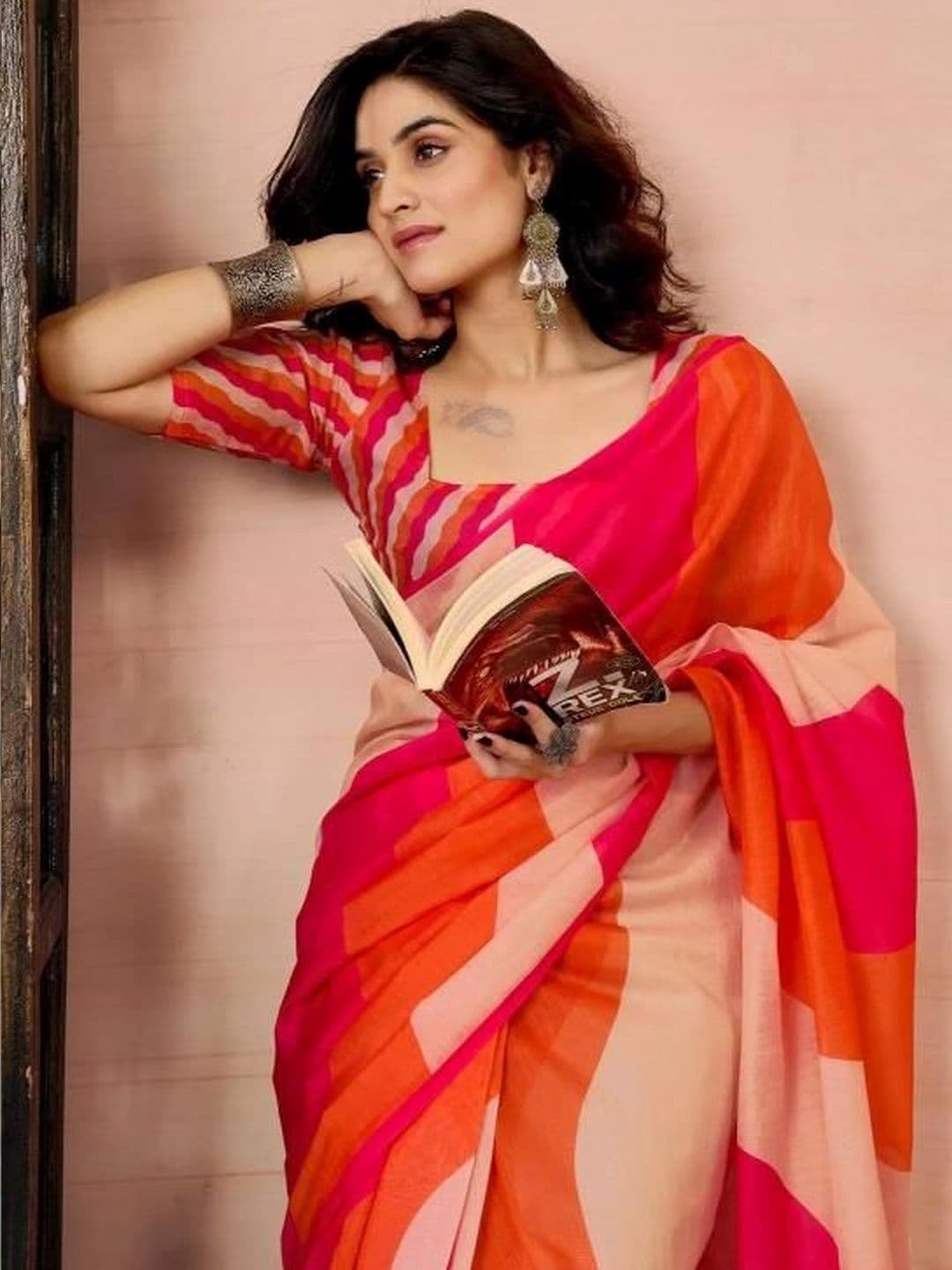 YUGAVEERAA Colourblocked Linen Blend Saree thumbnail 4