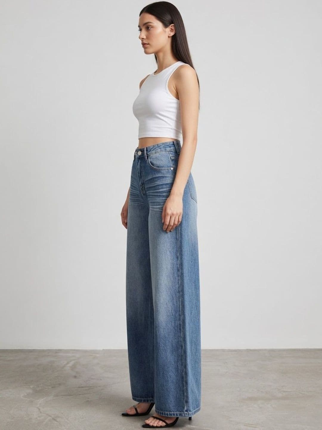 Suo Women Wide Leg Mid-Rise Light Fade Jeans thumbnail 2