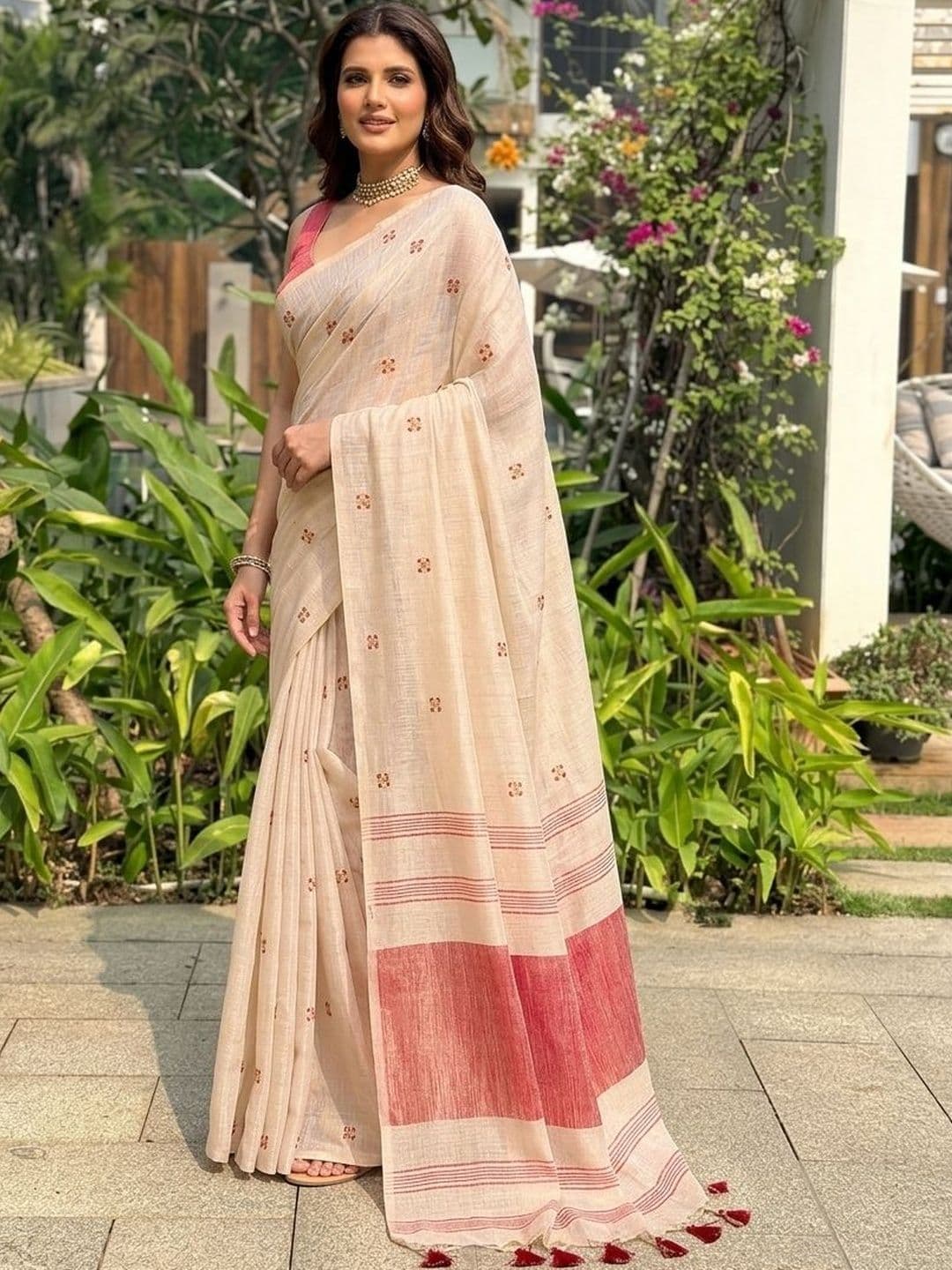 Sangria Floral Printed Embroidered Sarees With Unstitched Blouse thumbnail 5