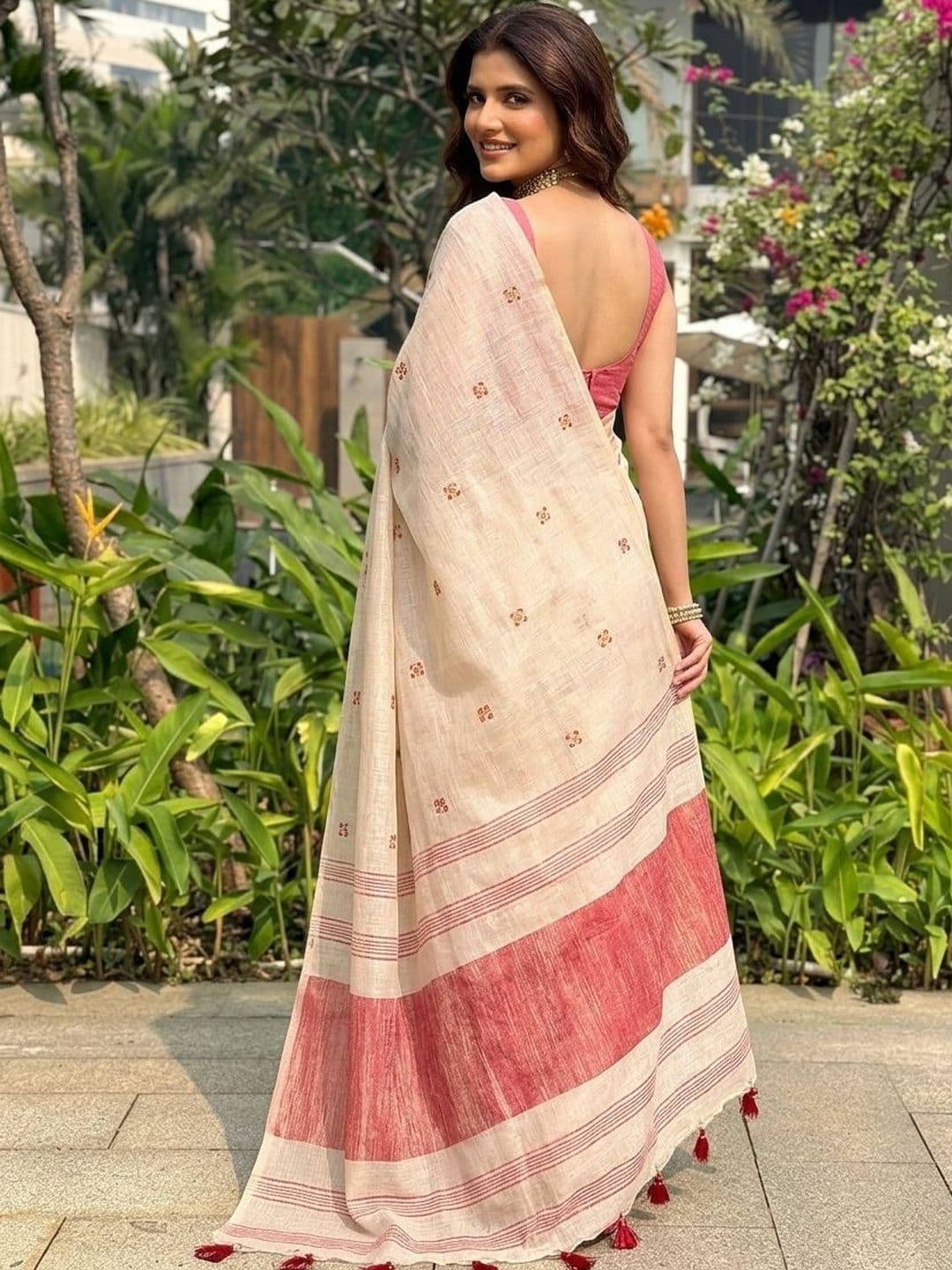 Sangria Floral Printed Embroidered Sarees With Unstitched Blouse thumbnail 4