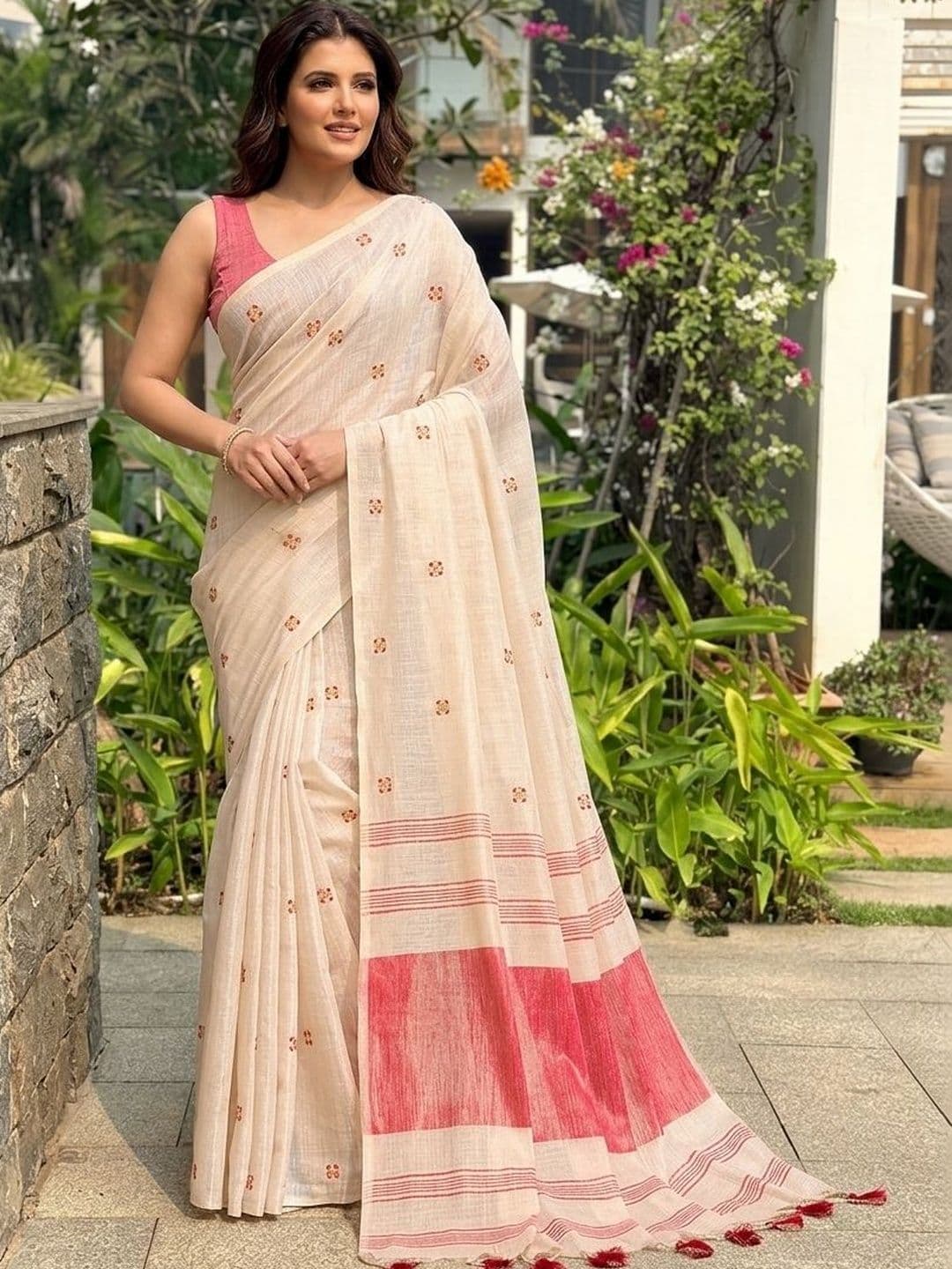 Sangria Floral Printed Embroidered Sarees With Unstitched Blouse thumbnail 3
