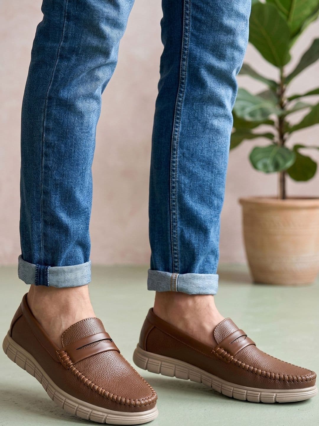 ALCAZO Men Textured Loafers