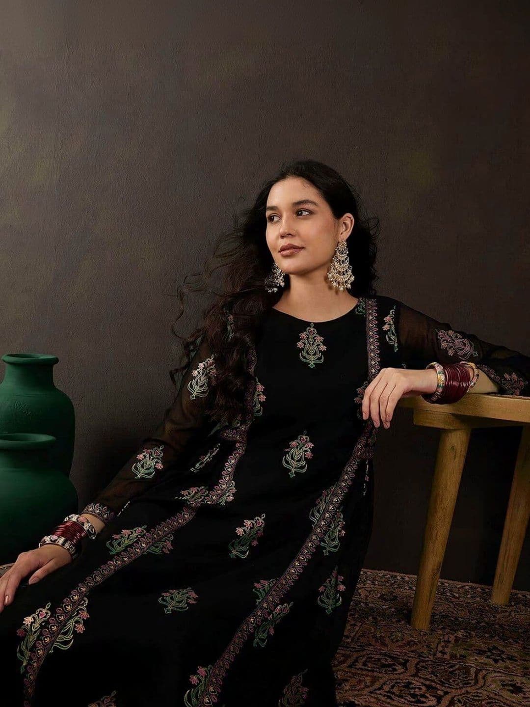 The Loomira Women Ethnic Motifs Embroidered Regular Thread Work Kurta with Trousers thumbnail 4