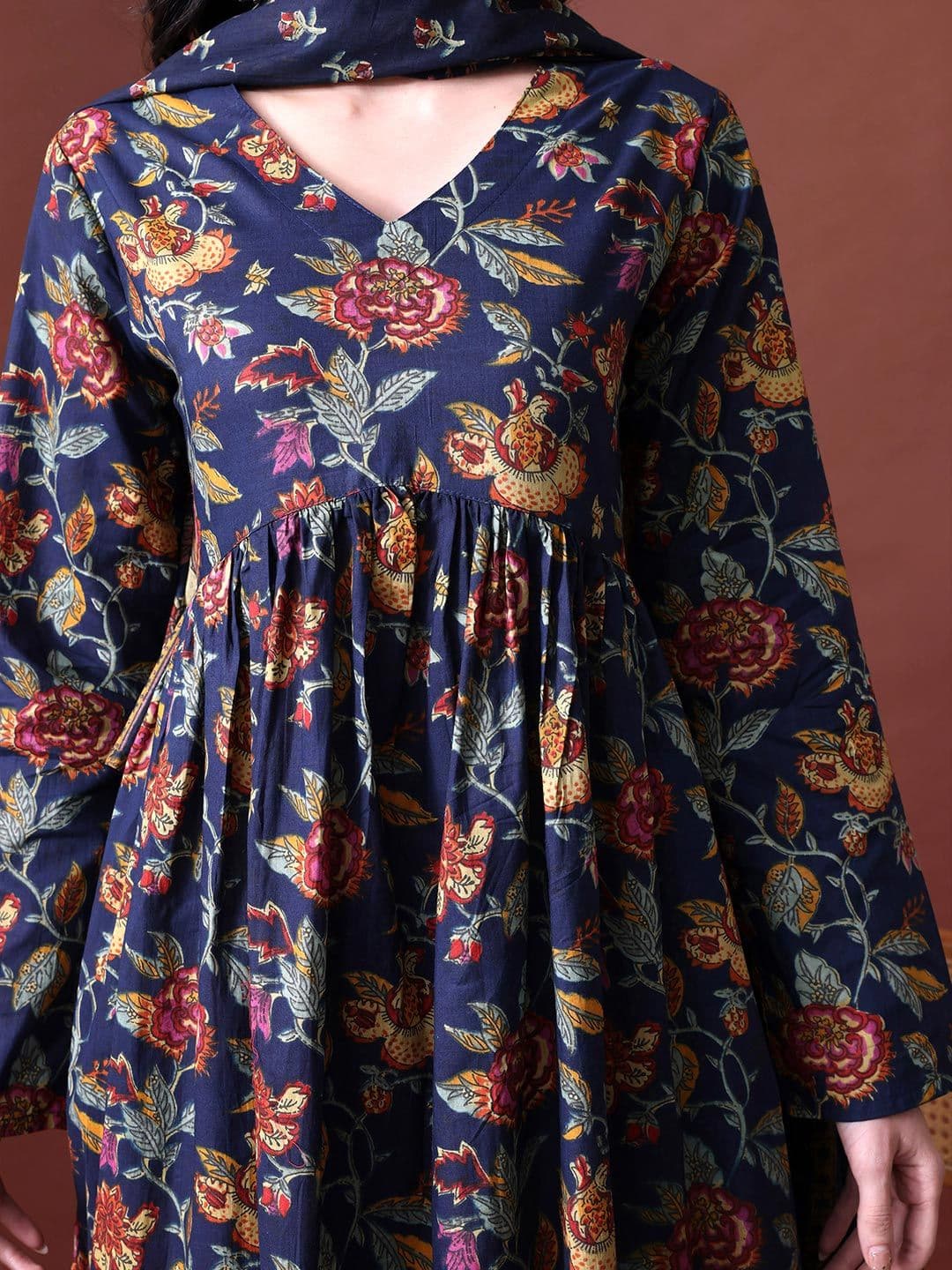 MEERA FAB Women Floral Printed Regular Pure Cotton Kurta with Trousers & With Dupatta thumbnail 7