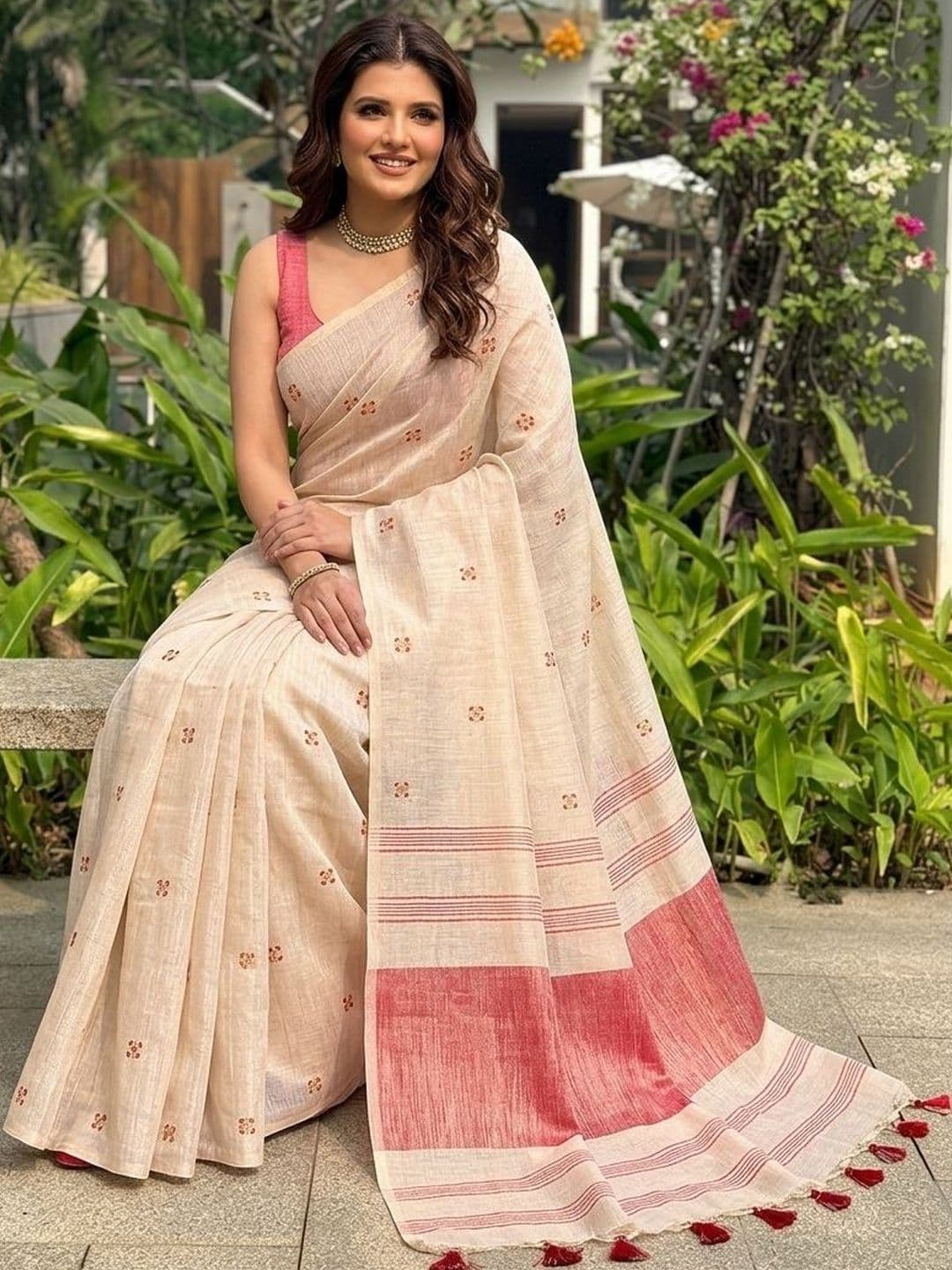 Sangria Floral Printed Embroidered Sarees With Unstitched Blouse thumbnail 2