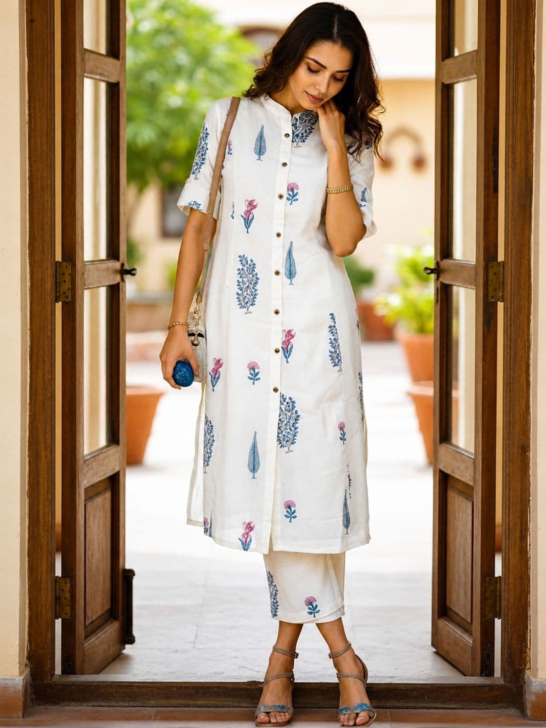Klere Women Ethnic Motifs Printed Regular Kurta with Trousers thumbnail 3