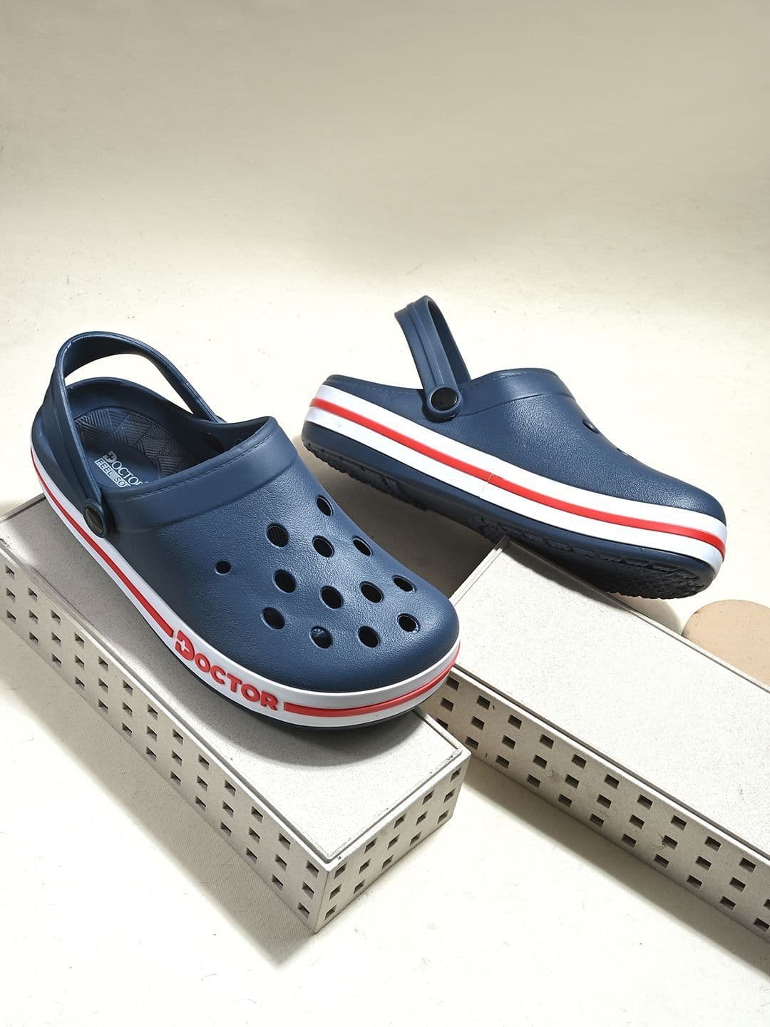 DOCTOR FEEL SOFT Men Colourblocked Clogs thumbnail 5