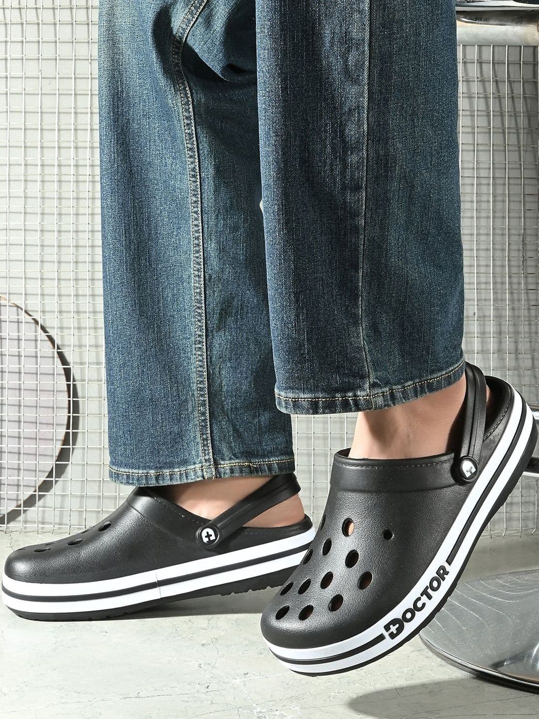 DOCTOR FEEL SOFT Men Colourblocked Clogs thumbnail 2