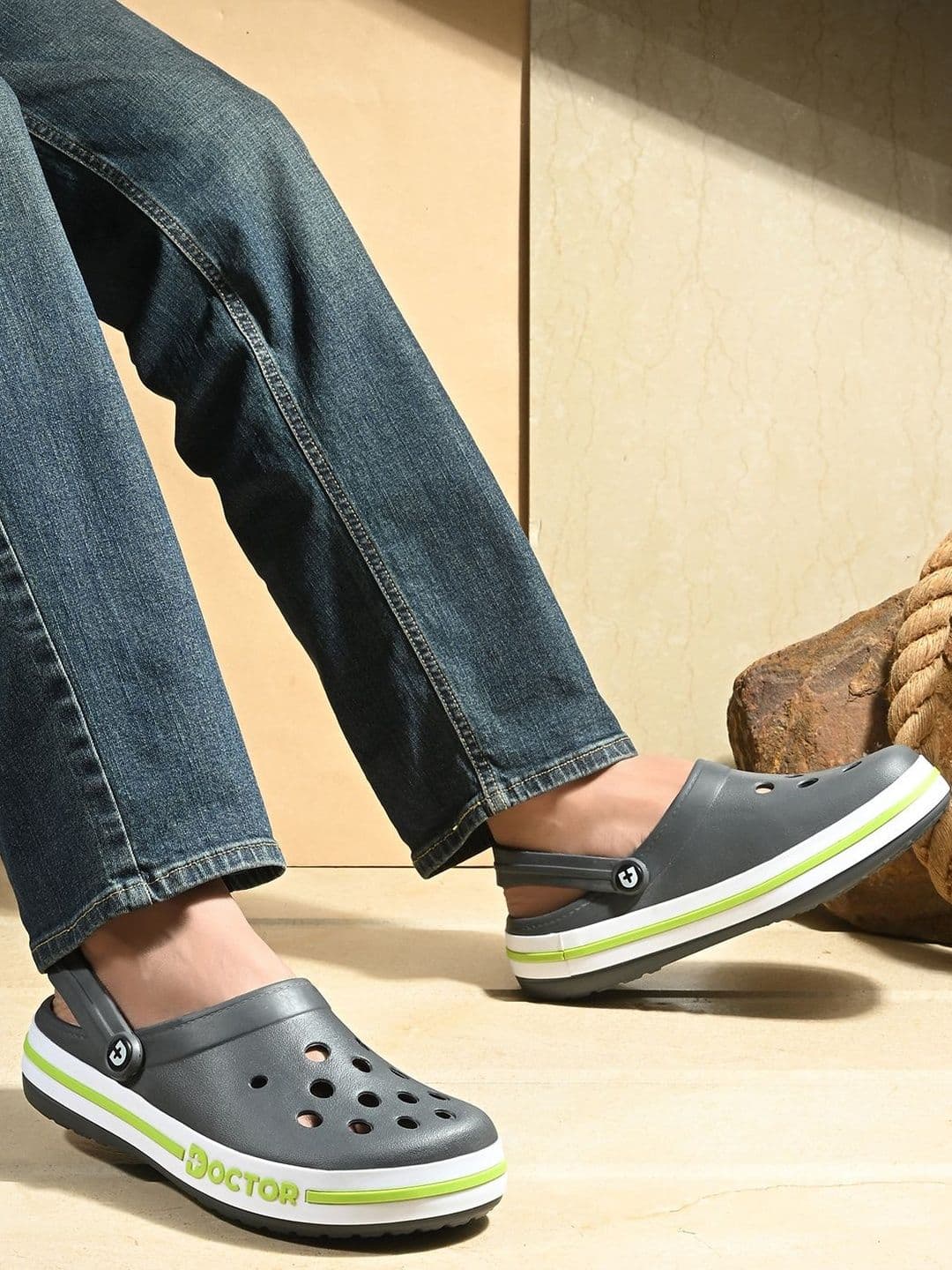 DOCTOR FEEL SOFT Men Colourblocked Clogs thumbnail 7