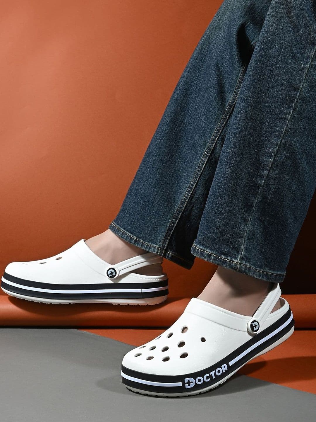 DOCTOR FEEL SOFT Men Colourblocked Clogs thumbnail 7