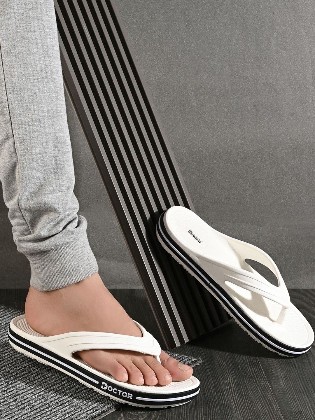 DOCTOR FEEL SOFT Men Striped Thong Flip-Flops - view 1