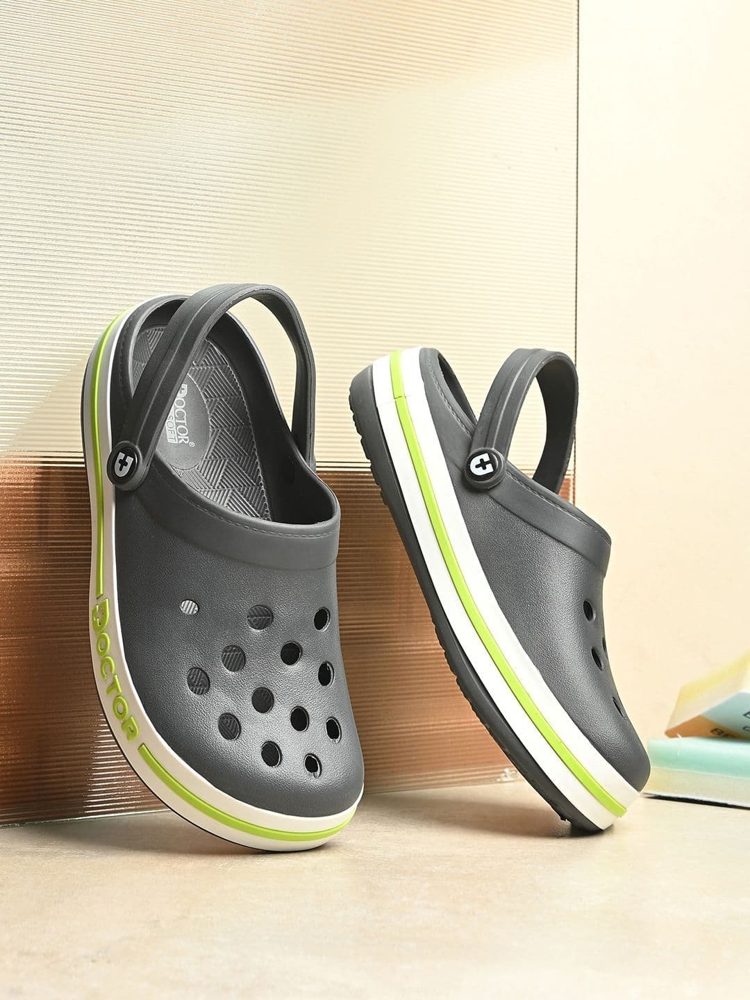 DOCTOR FEEL SOFT Men Colourblocked Clogs thumbnail 2