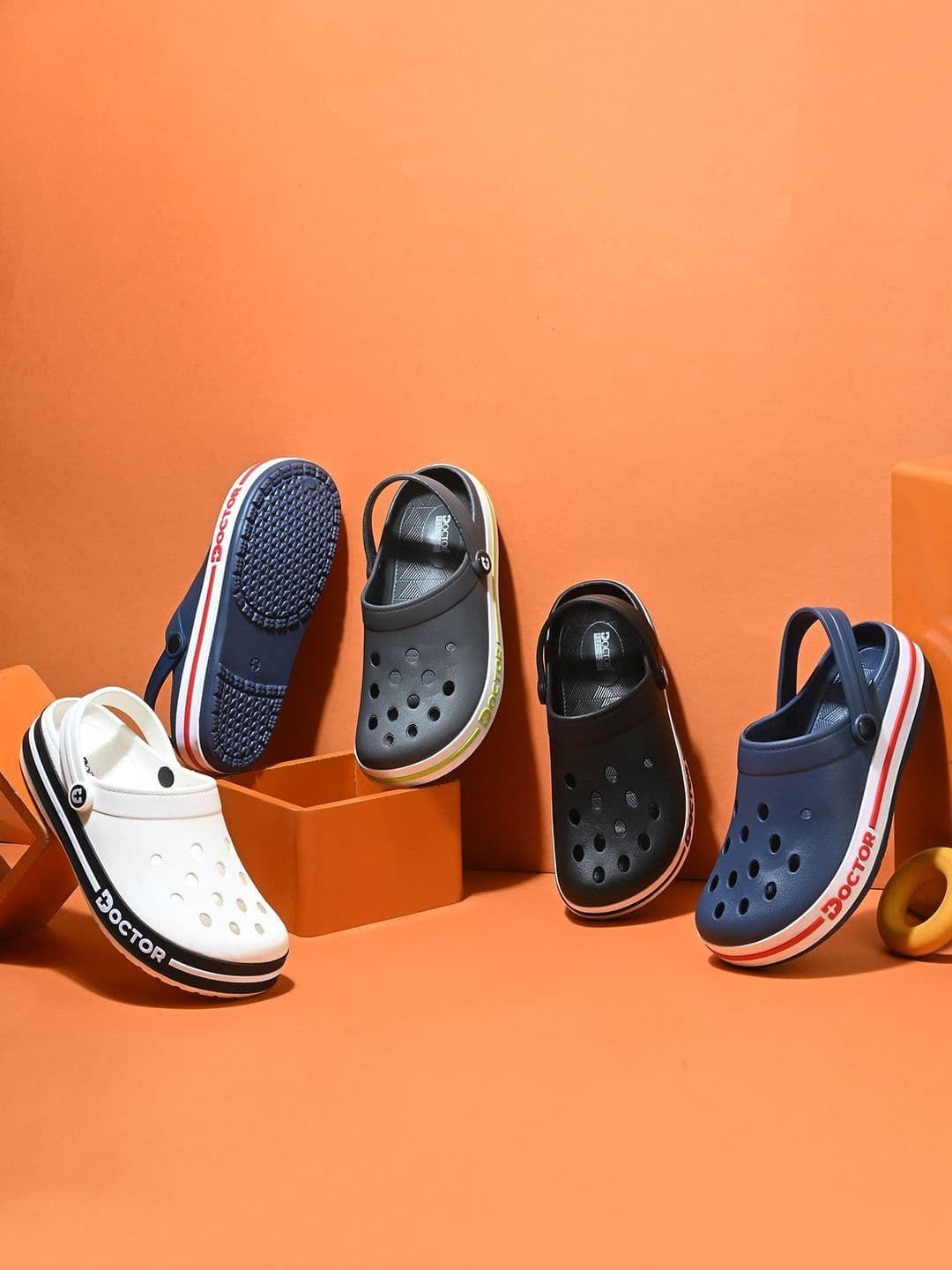 DOCTOR FEEL SOFT Men Colourblocked Clogs thumbnail 2