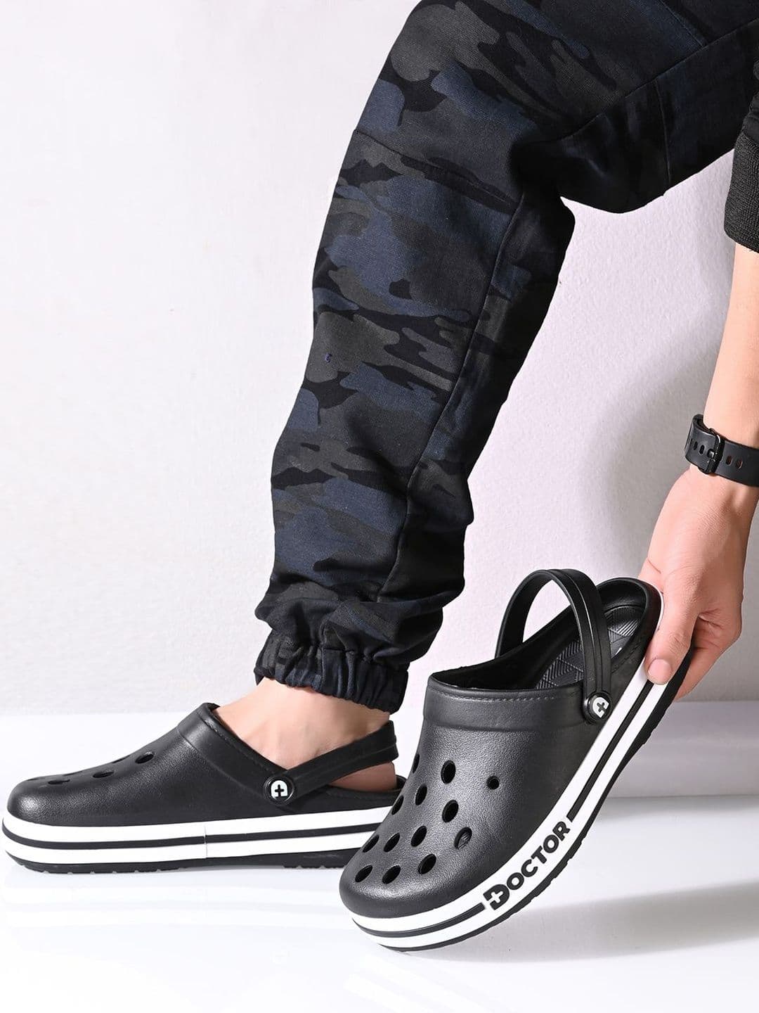 DOCTOR FEEL SOFT Men Colourblocked Clogs thumbnail 3