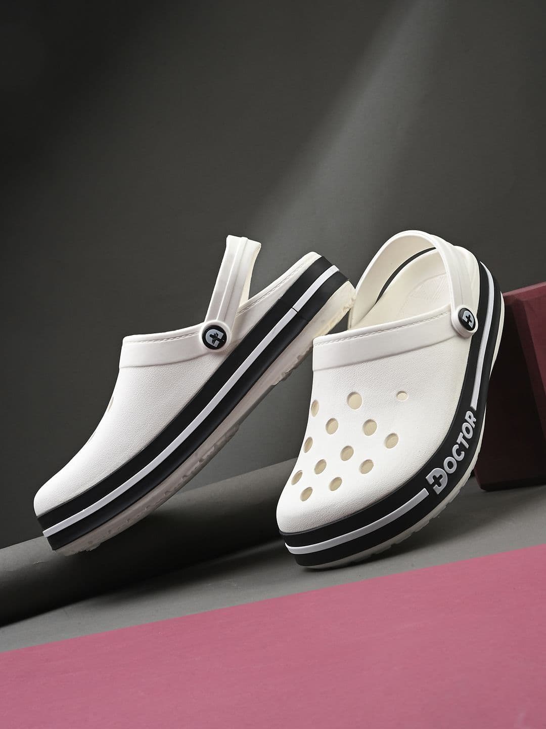 DOCTOR FEEL SOFT Men Colourblocked Clogs thumbnail 2