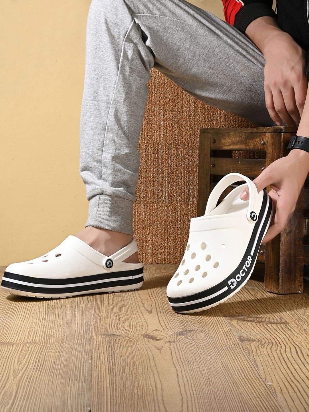 DOCTOR FEEL SOFT Men Colourblocked Clogs thumbnail 6