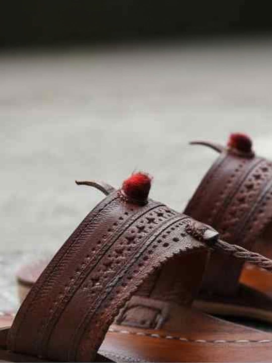 niira.co Men Leather Ethnic Kolhapuri Chappals thumbnail 3