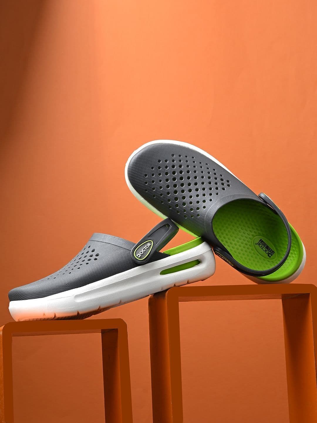 DOCTOR FEEL SOFT Men Colourblocked Clogs thumbnail 2