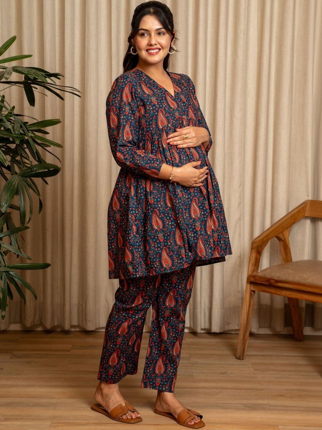 Ikk Kudi by Seerat Women Paisley Printed Empire Pure Cotton Kurta with Trousers thumbnail 5