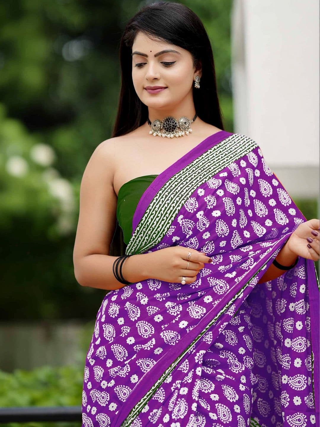 Sangria Women Paisley Print Pure Cotton Saree With Blouse Piece thumbnail 2