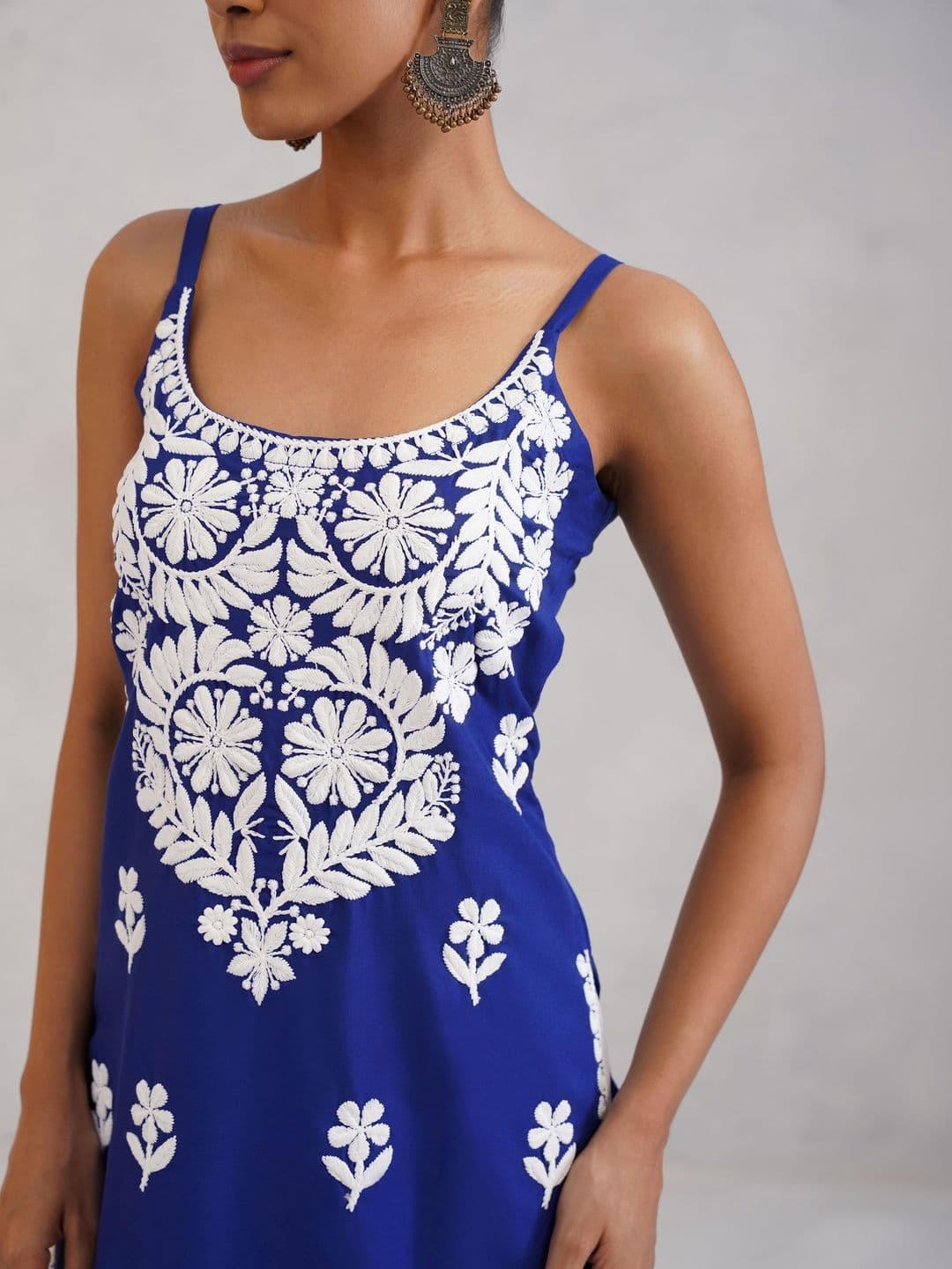 colorkosh Women Floral White Embroidered Thread Work Sleeveless Kurta thumbnail 3