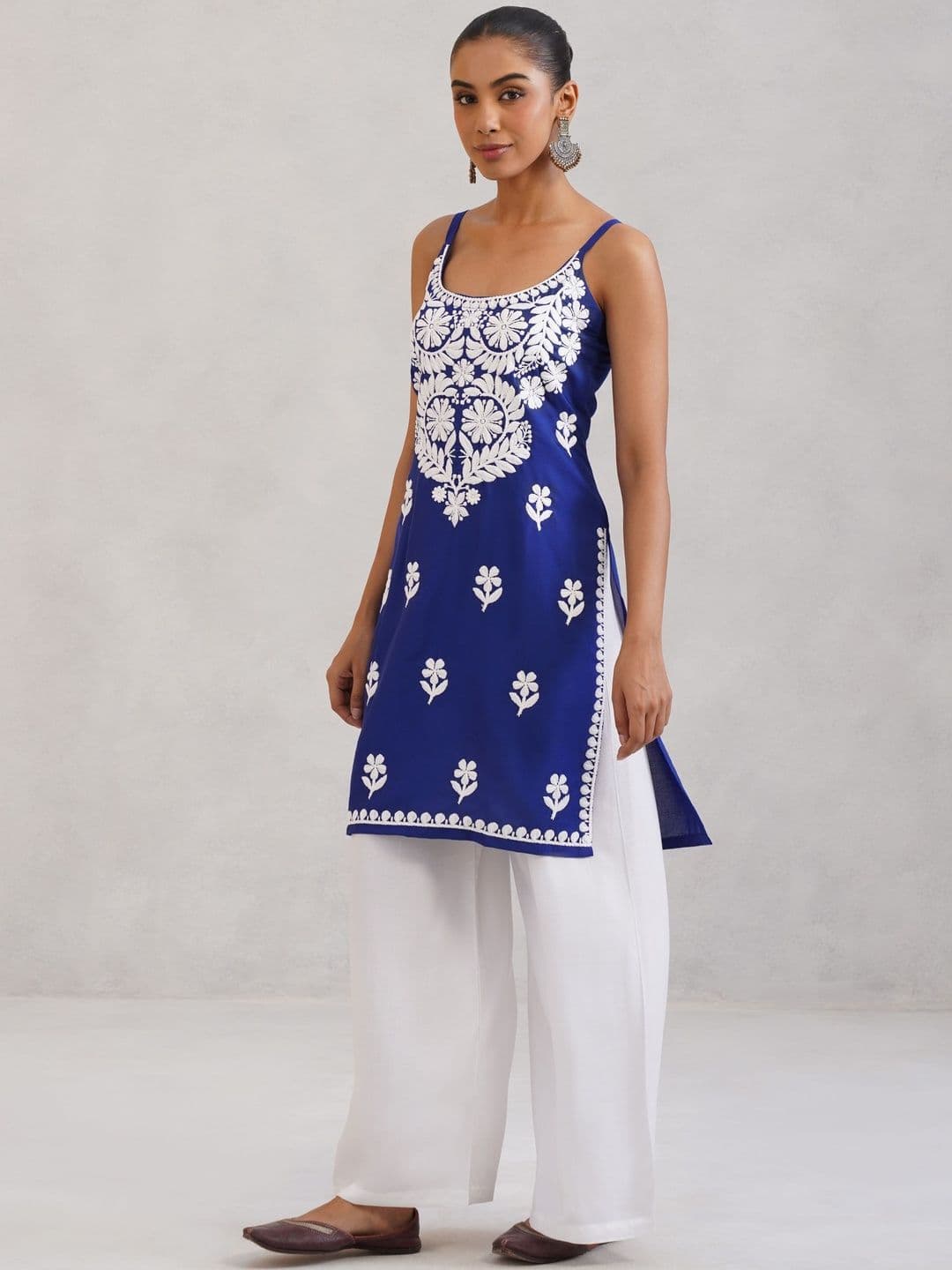 colorkosh Women Floral White Embroidered Thread Work Sleeveless Kurta thumbnail 4