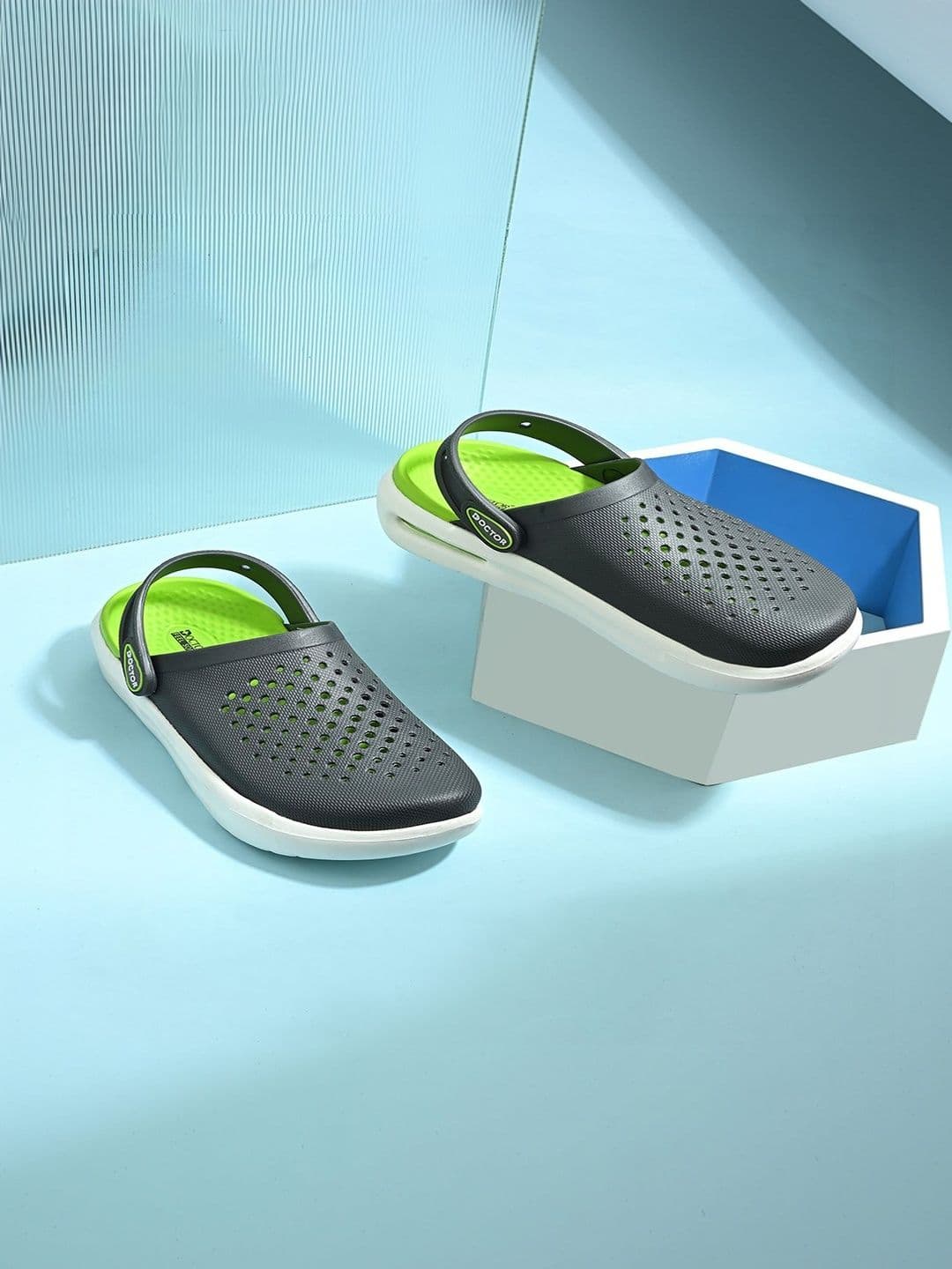 DOCTOR FEEL SOFT Men Colourblocked Clogs thumbnail 3