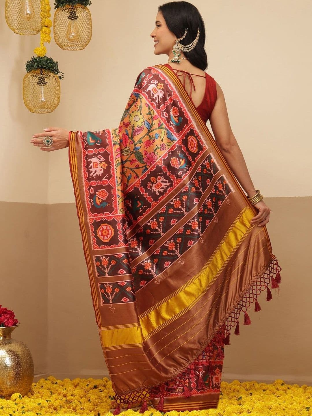 Silk Land Ethnic Motifs Zari Silk Blend Handloom Patola Saree thumbnail 4