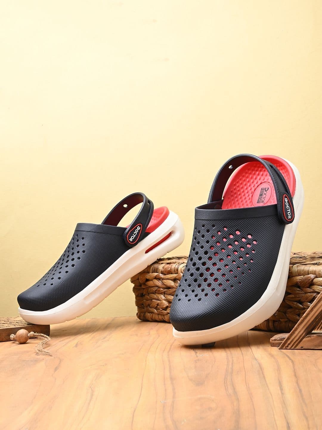 DOCTOR FEEL SOFT Men Colourblocked Clogs thumbnail 4